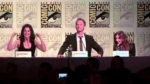 Fan imitates BARNEY STINSON (NPH) in comic-con