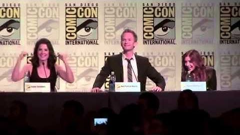 Fan imitates BARNEY STINSON (NPH) in comic-con