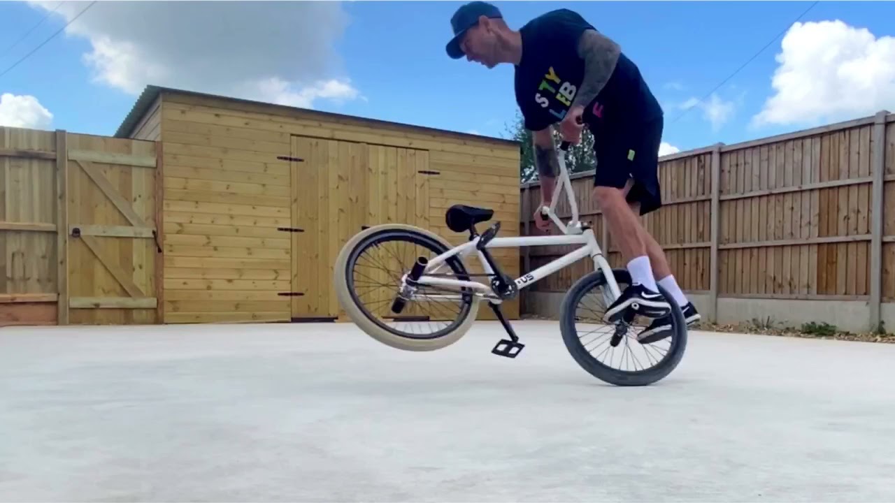 Guy Does Cool Tricks With BMX Bike After Practicing - 1209450 - YouTube