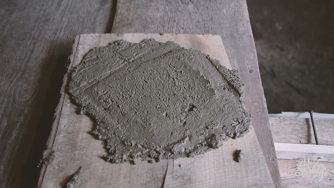 Lerklining av undergolv. Verkstadsbygge ahardslojdlife HQ. (Sealing subfloor with clay)