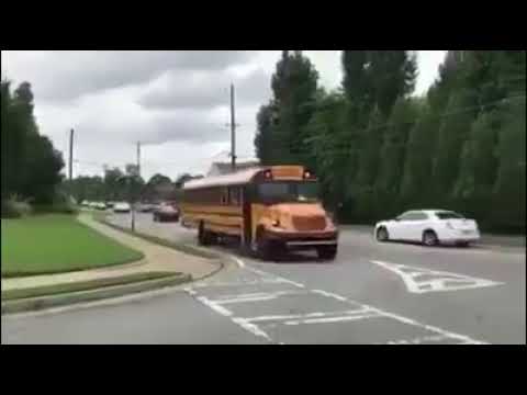 في امريكا حين يتوقف باص المدرسة تتوقف كل السيارات من كل الاتجاهات حتى لو كان موكب الرئيس للولايات