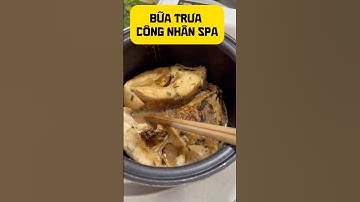 bữa cơm trưa của công nhân với cá diêu hồng và canh rau cải