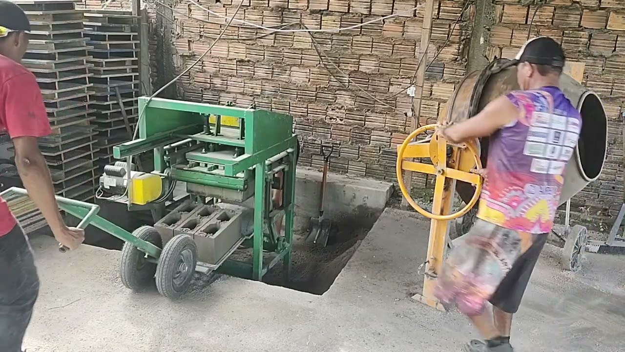 produzindo blocos em máquina QM4 industrial