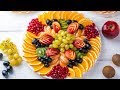 Hermosa fruta en rodajas en la mesa festiva! Tres platos de fruta. Comida casera