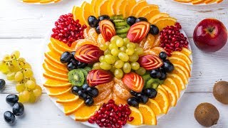 Hermosa fruta en rodajas en la mesa festiva! Tres platos de fruta  Receta DIY fácil