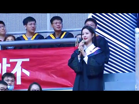 毕业典礼上，校花献唱《星辰大海》惊艳全场！网友：这才是青春啊