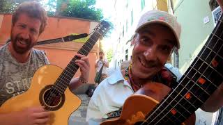 Video thumbnail of "Manu Chao plays and improvise with street artist/Artista suona e improvvisa per strada con Manu Chao"