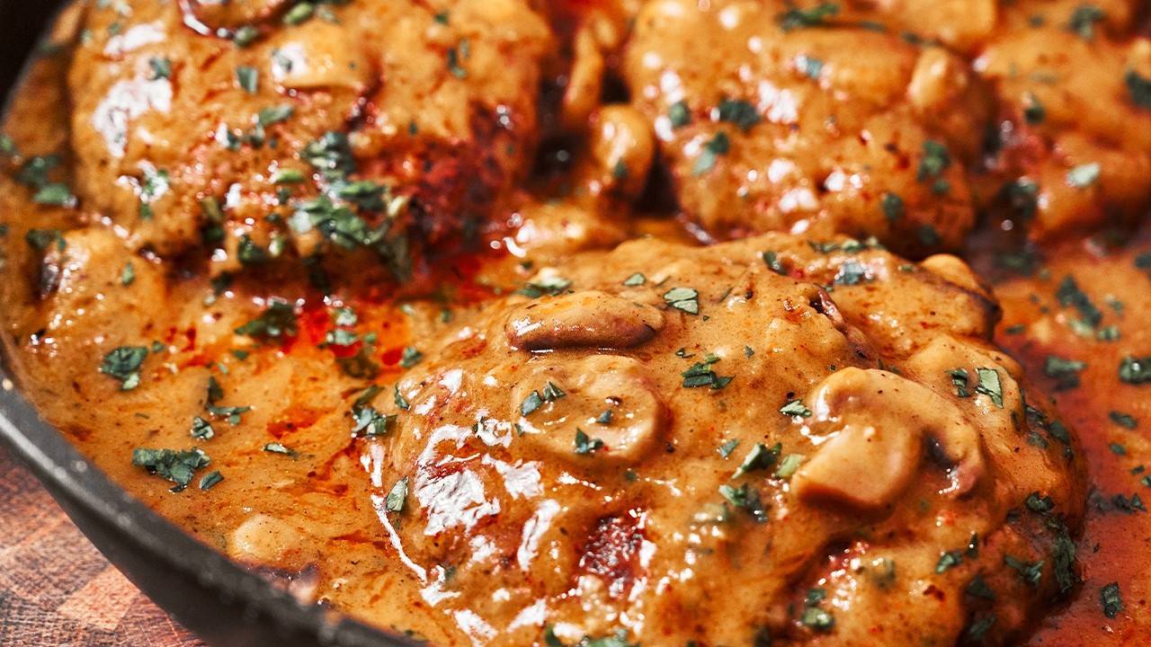 Prepare to Be Amazed by This Easy Salisbury Steak: Ground Beef in an Irresistibly Delicious Sauce!