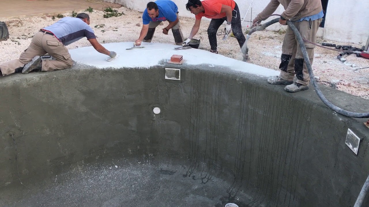 Aplicando revestimiento de arena de cuarzo a piscina - YouTube