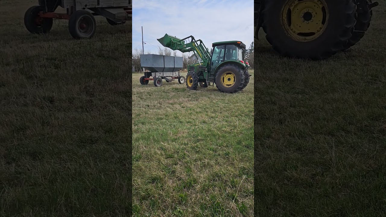 How to load a grain wagon with a tractor 🚜 
