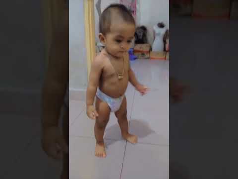 Bayi lucu belajar