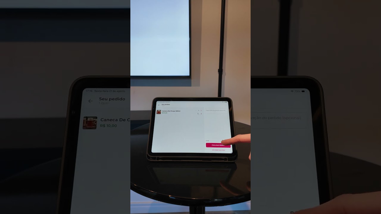 Tablet na mesa do Sischef em funcionamento