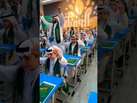 معلم سعودي ينال إعجاب الجميع أثناء احتفاله مع طلابه باليوم الوطني