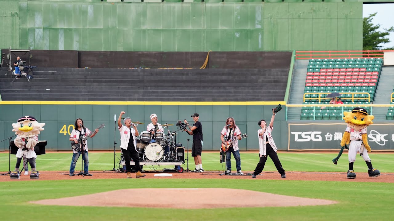 【10/5賽前】開場表演：火熱雄鷹樂團 〈雄鷹展翅〉〈葉保弟應援曲〉〈翅膀硬了〉〈Dancing High〉〈火熱雄鷹〉〈氣蓋山河〉〈乒乒乓乓〉
