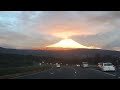 El volcán Cotopaxi iluminado por el sol al atardecer