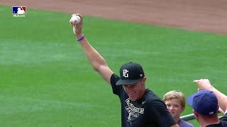 COL@MIL: Fan snags Villar's popup with one hand