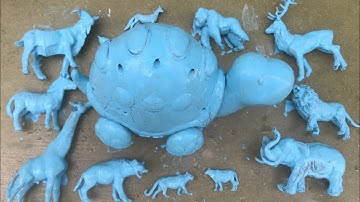 Đồ chơi là đây và rửa sạch các con vật, hươu cao cổ, khỉ đột, sư tử, voi, ngựa, sư tử