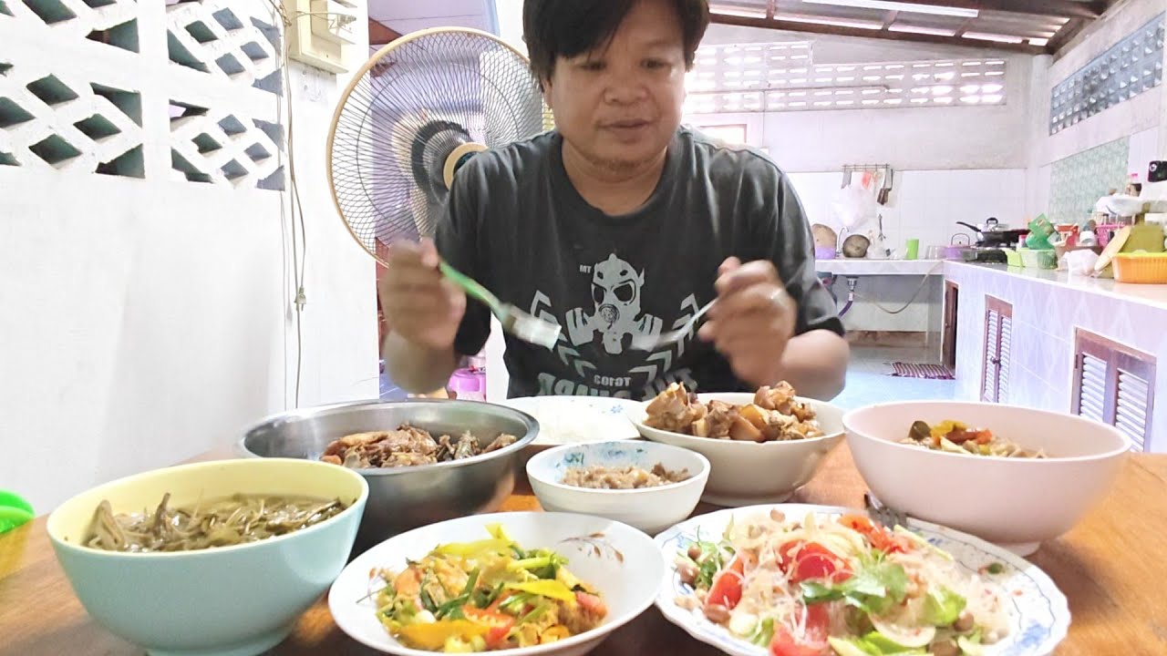 กินข้าวยำวุ้นเส้น พะโล้คากิ โครงไก่หนังไก่ทอด น้ำพริกมะขามผักกุ่มดอง กุ้งผัดผงกะหรี่ ต้มยำไก่กันครับ