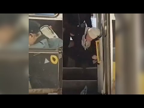 Бухую пассажирку вышвырнули вниз головой.