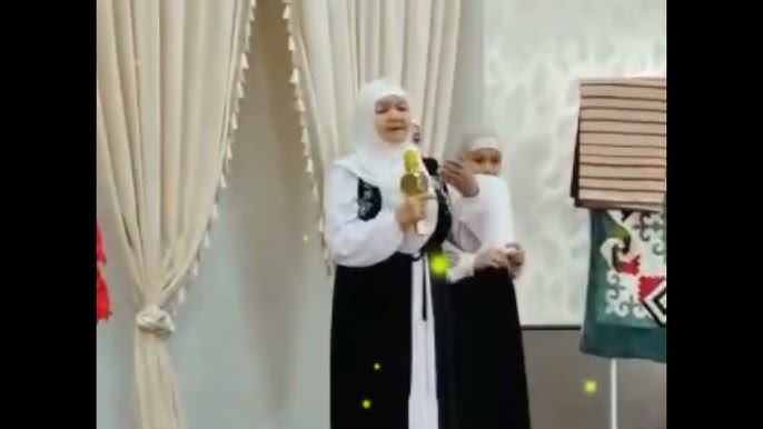 Ол шешініп, видеоға беріле берді Фильмнен Аладдиннің секс-клиптерін қараңыз