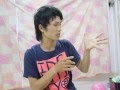 Hướng dẫn ảo thuật làm biến mất chiếc khăn đang cầm trên tay.