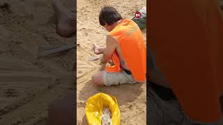 Miles de fibras de plástico blanco llegan a las playas de Castro y Laredo