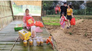 The mother and child were given tet gifts by the landowner, meat, sweets, and soft drinks