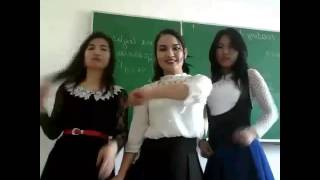 Казашки танцует в школе