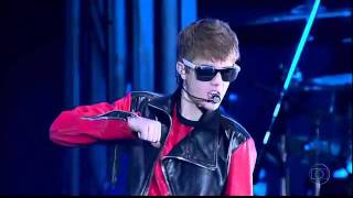 Justin Bieber - Love Me Resimi