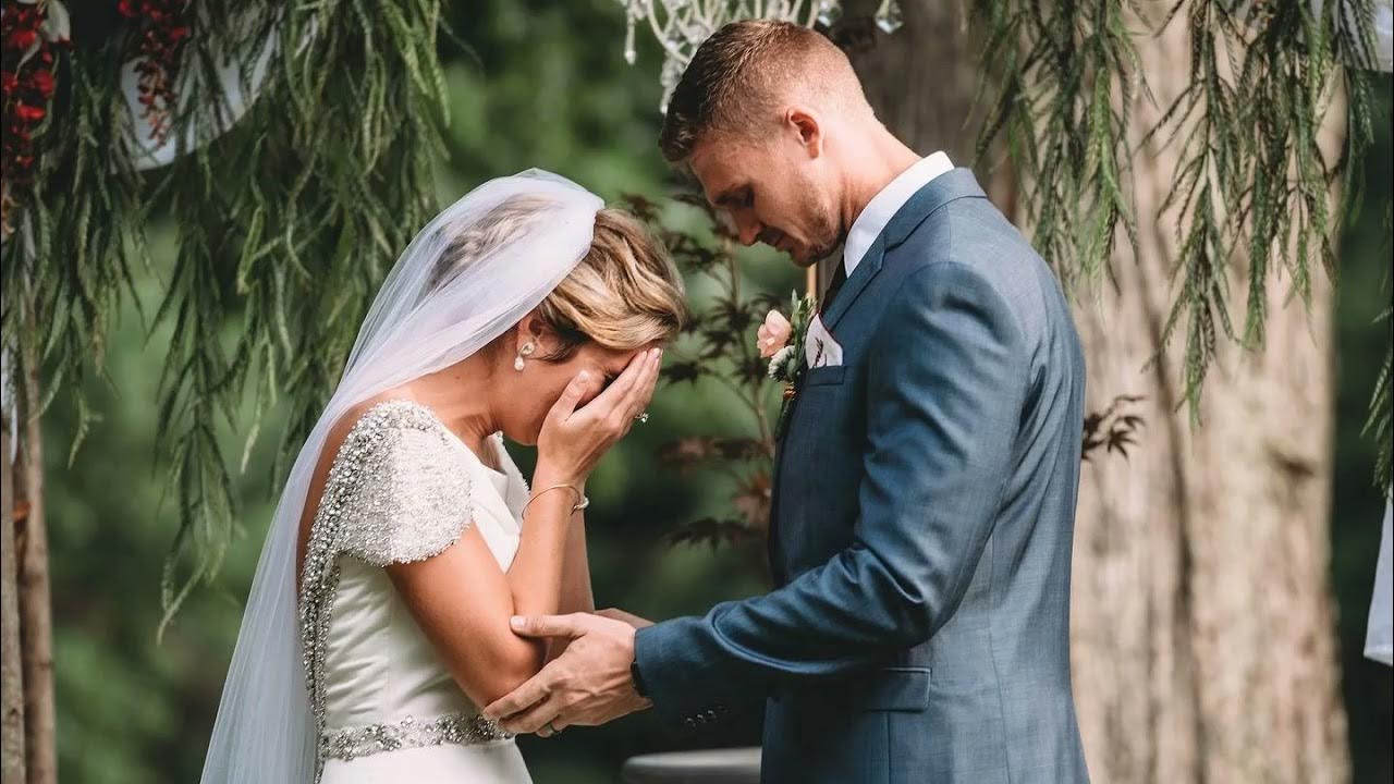 Брак превращается. Недовольные жених и невеста. Грустная невеста на свадьбе. Гармоничные отношения в семье. Брак превращается.