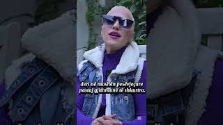 Thumbnail for “As ai s’ka flokë” Kur dashuria të bashkon dhe në stil