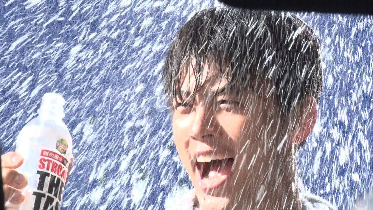 竹内涼真、CM撮影でびしょぬれに！スーツ姿、トレーニングウエア姿で“刺激”を表現