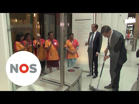 KOFFIE MORSEN: Beelden van dweilende premier Mark Rutte gaan wereld over