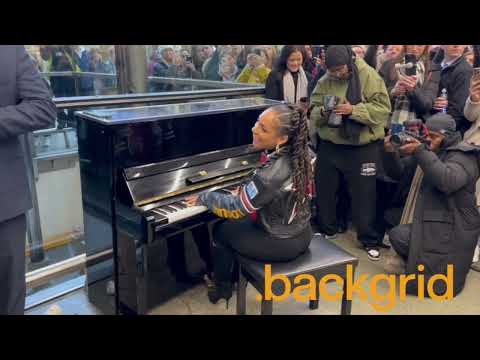 Alicia Keys surprises Londoners with an performance at St Pancras International Station!