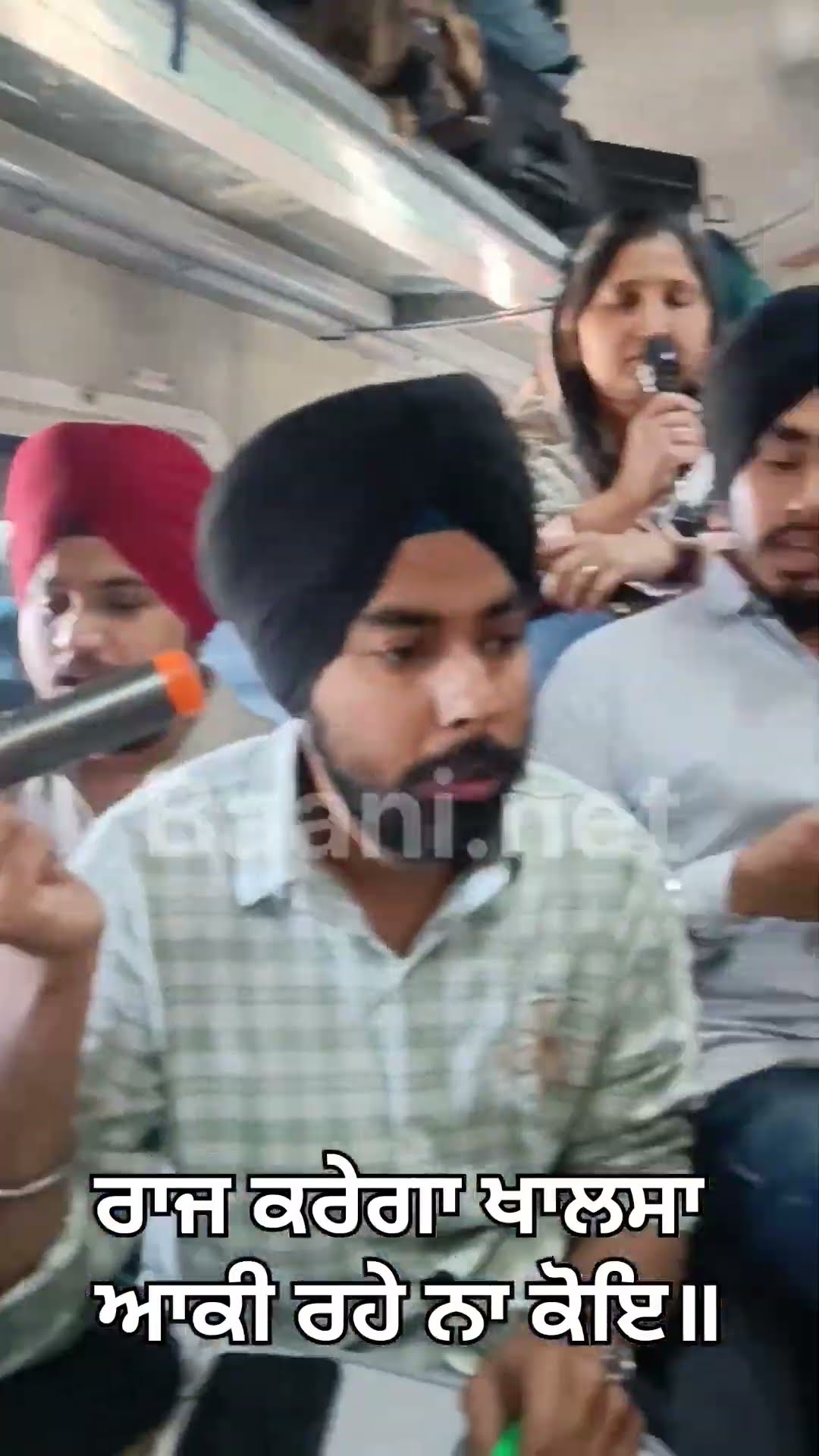 Amazing Kirtan by Sangat In Train | Baani.Net