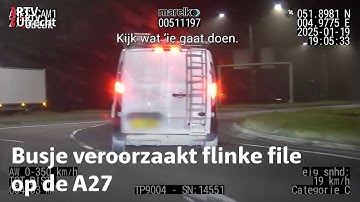 Verkeerspolitie krijgt met moeite een slingerend busje van de snelweg | RTV Utrecht