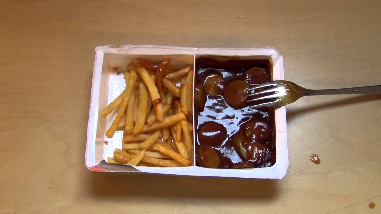 Curry sausage with French fries [Currywurst Pommes - Prima Menü]