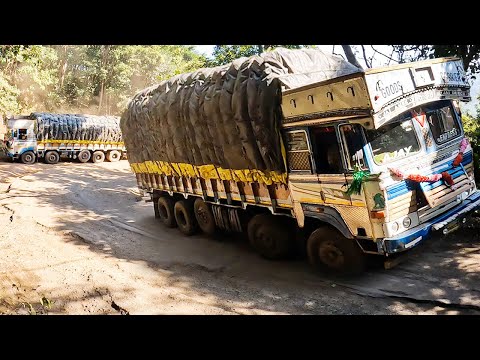 Risky Truck Driver Dares to Climb Mountain Crawler gear Failed - Heavy Loaded Truckers Difficulties