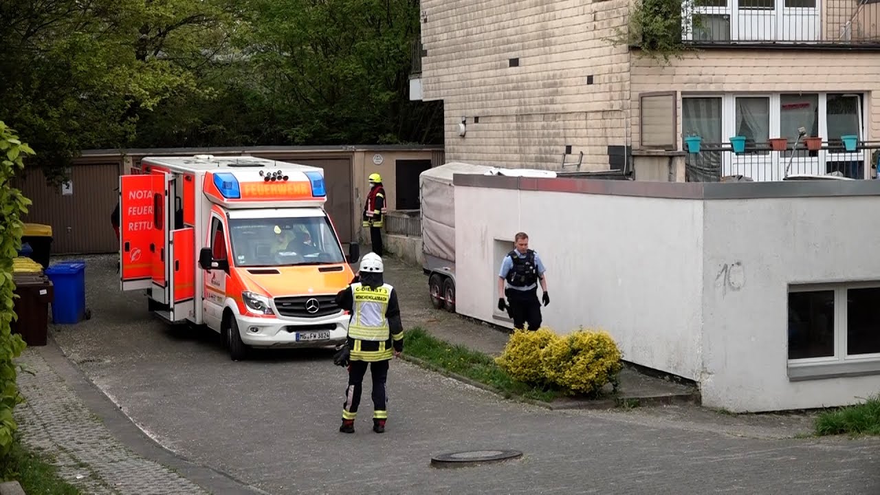Download Tödliches Drama! Vier Menschen stürzen in Mönchengladbach von Balkon - Großeinsatz | 22.04.2022