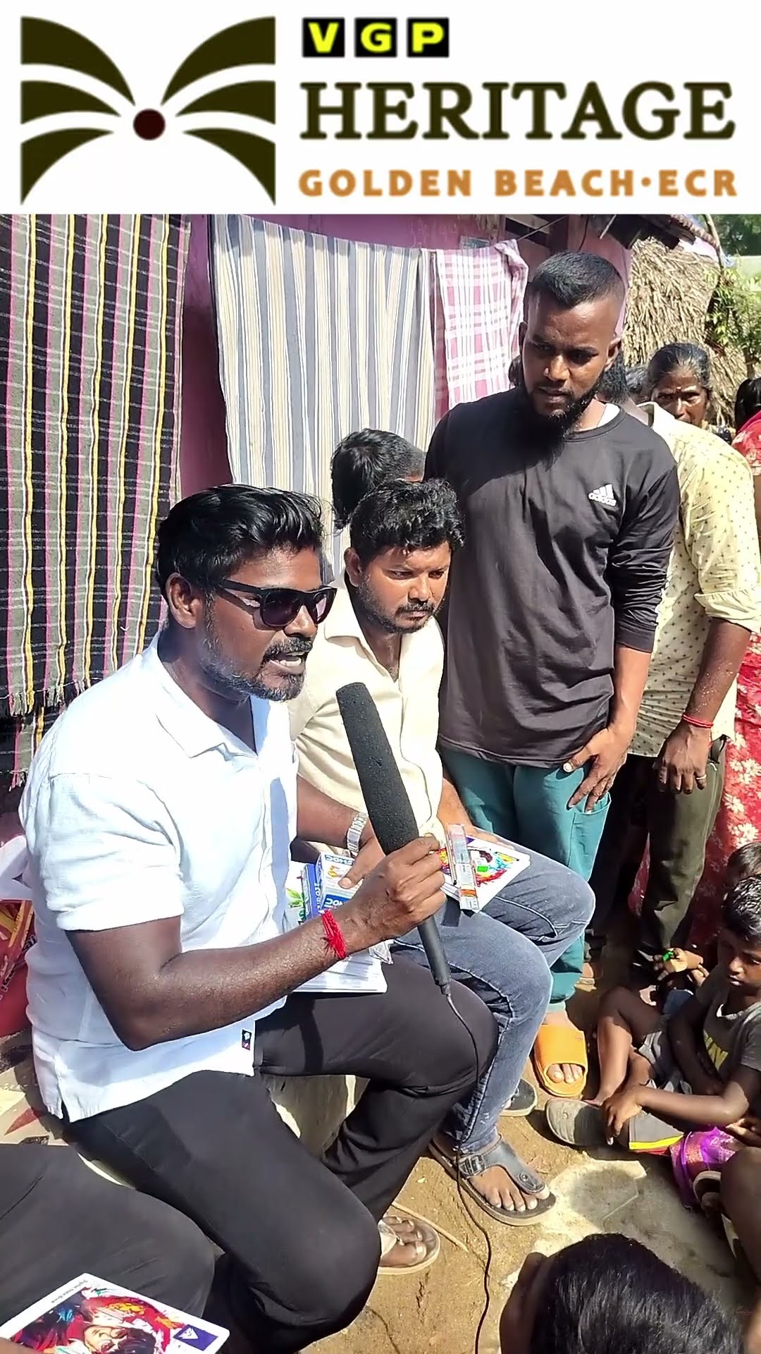 'பசங்களா நல்லா படிங்க' ? ஏழை குழந்தைகளுக்கு Notebook, Pen, Pencil-னு கொடுத்த Manjal Veeran Dir