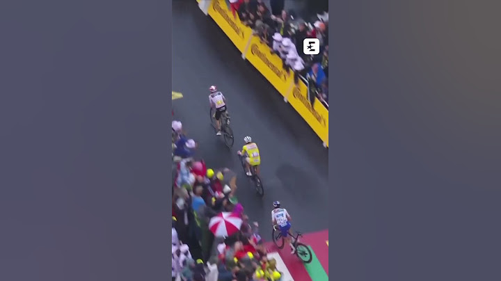 😅 Tadej Pogacar percute un membre de l'organisation au sommet de La Plagne #shorts #cycling