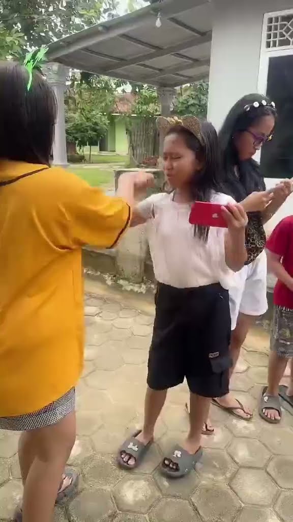Vidio kocak dan gokil @nyaikembang1nyaikembang1 /akibat suka nyubit?