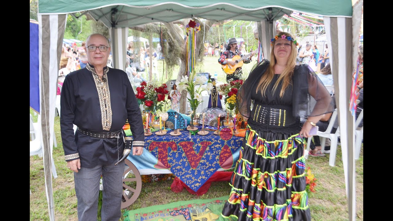 Feira Mística' tem leitura de oráculos e dança cigana na avenida Paulista -  01/08/2015 - sãopaulo - Folha de S.Paulo