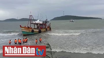 Lực lượng hải quân kịp thời cứu kéo tàu cá mắc cạn