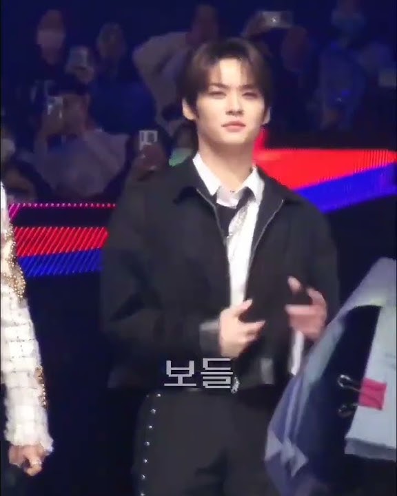 Lino Straykids doing 'Big wave' challenge by NMIXX at MBC Gayo Daejejeon 2022 #kpop #lino #straykids
