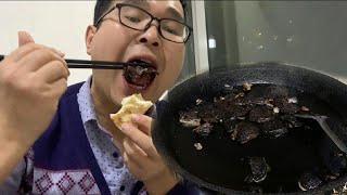 媳妇嘴馋了，奶爸小董买“黑暗”小吃，闻着臭吃着香，香辣过瘾