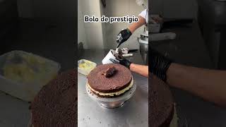 'Bolo de Prestígio: uma deliciosa combinação de chocolate e coco, com massa fofinha e recheio cremos