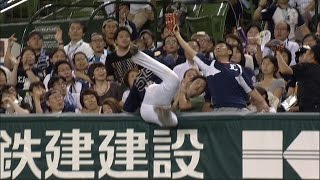 【プロ野球パ】T-岡田、スタンドイン！打球じゃなくて自らが... 2014/07/11 L-Bs