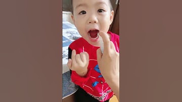 Không dễ dàng chăm sóc răng miệng cho con