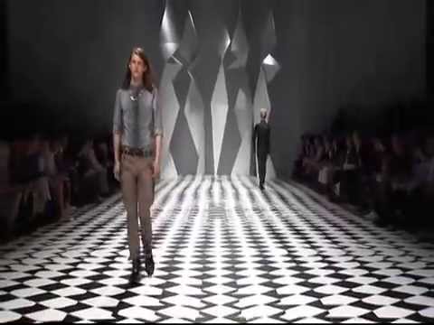 Milan Fashion Week: Versace Menswear SS 2011 Colle...